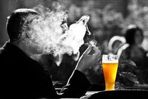 O consumo de alcol estimula as ganas de fumar